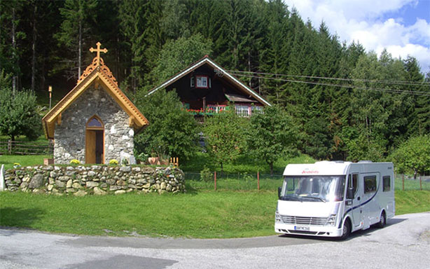 Kapelle mit Wohnmobil